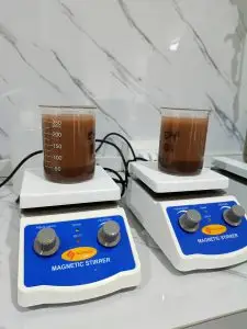 Agitadores con implementos de laboratorio.